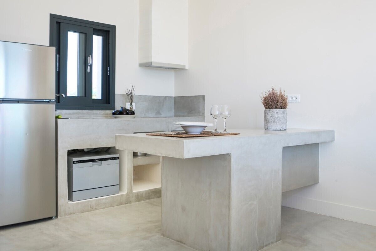 Una cocina moderna con una isla integrada, un refrigerador y un lavavajillas.
