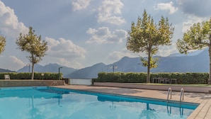 A swimming pool with a view of mountains, trees, and a clear sky. - Sunset View Lierna_varennaholidays (Lierna)
