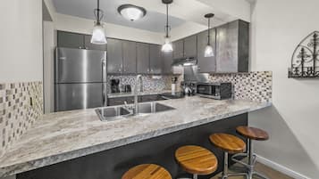 Apartment, 2 Schlafzimmer | Eigene Küche | Kühlschrank, Ofen, Wasserkocher mit Kaffee-/Teezubehör, Wasserkocher