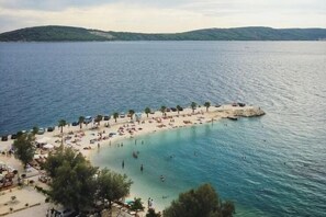 Beach nearby, black sand, free beach shuttle, beach umbrellas - Cool Suite (Split)