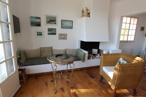 TV, fireplace