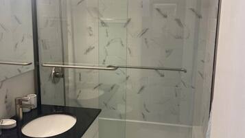 Serviettes fournies, papier de toilette