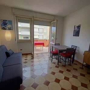 TV - 2 Bedroom Apartment in Alghero (Alghero)