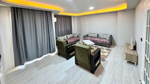 Un salon moderne avec deux canapés, une table basse et un meuble pour la télévision.