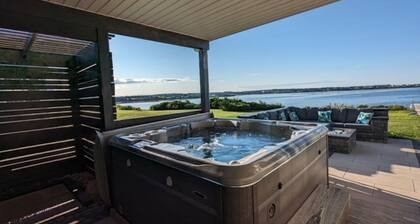 North Shore Ocean-Front Cottage With Access to Quiet Beach & Hot Tub