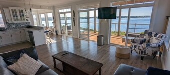 North Shore Ocean-Front Cottage With Access to Quiet Beach & Hot Tub