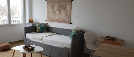 1 Schlafzimmer, Schreibtisch, schallisolierte Zimmer