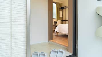 Chambre Confort, 1 lit double, non-fumeurs, salle de bains attenante | Couette en duvet d'oie, ameublement personnalisé, bureau