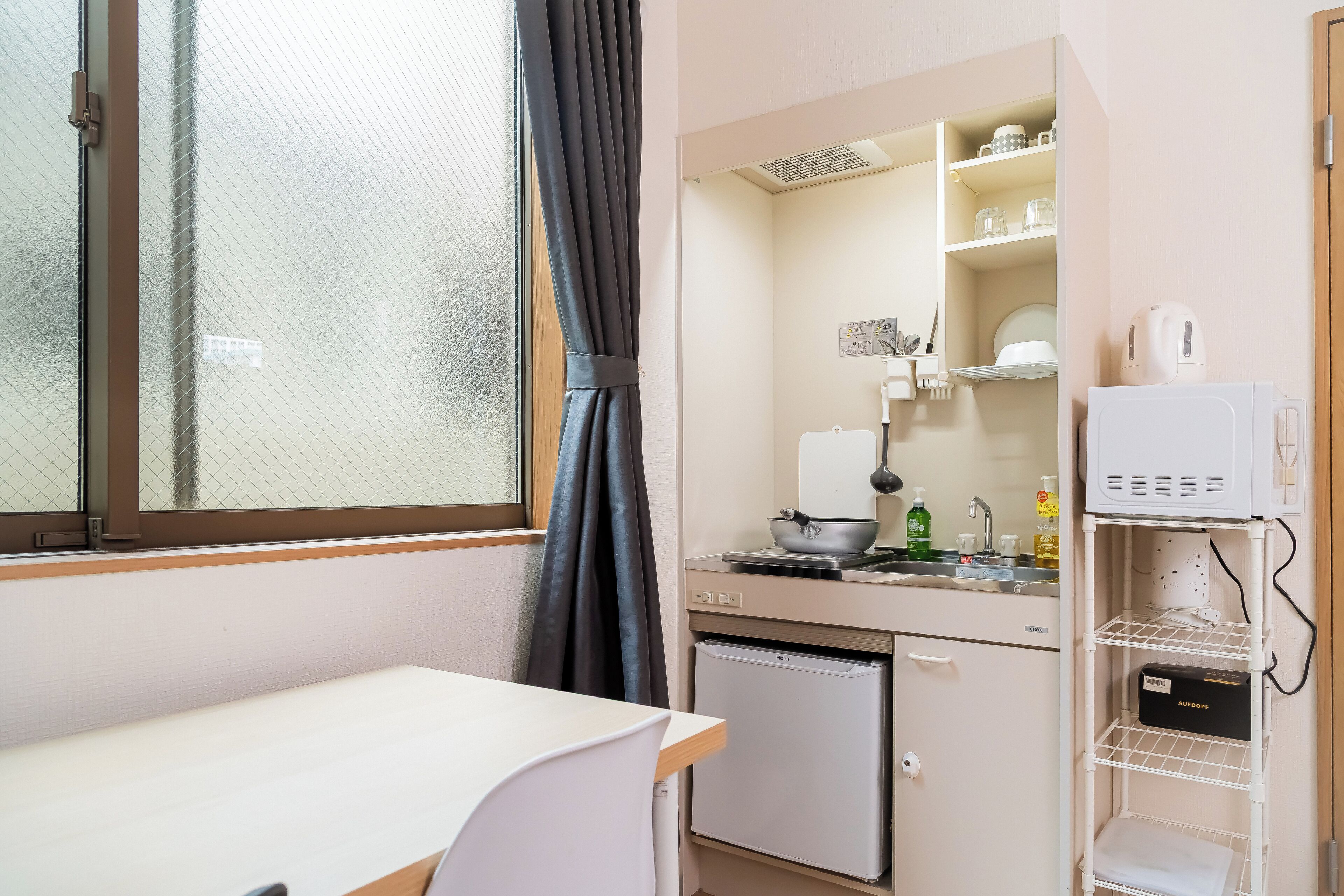 Chambre Confort, 1 lit double, non-fumeurs, salle de bains attenante | Cuisine privée | Grand réfrigérateur, micro-ondes, plaque de cuisson