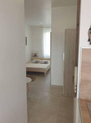 1 slaapkamer, een bureau, geluiddichte muren, gratis wifi