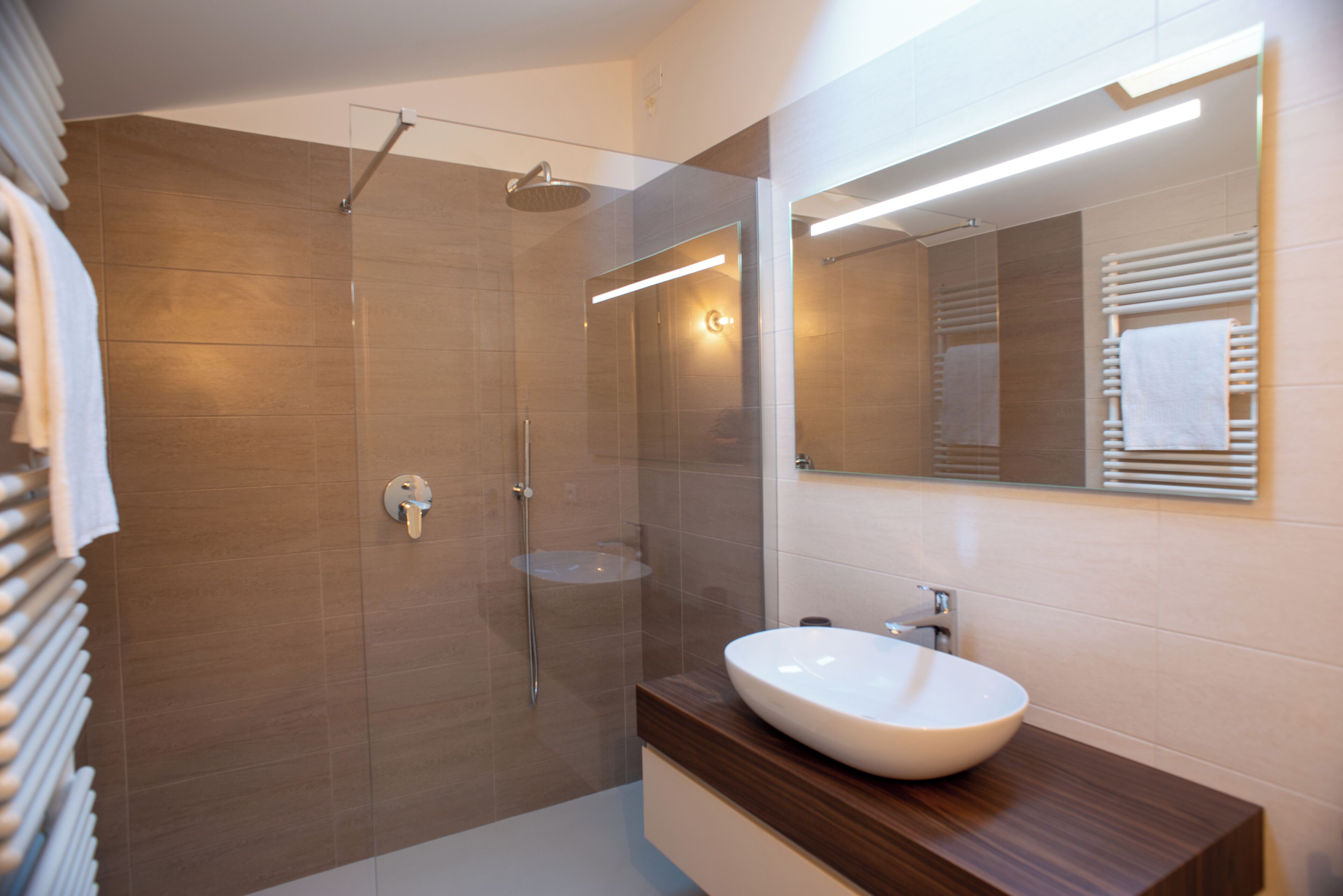 Studio | Badezimmer | Dusche, Regendusche, kostenlose Toilettenartikel, Haartrockner