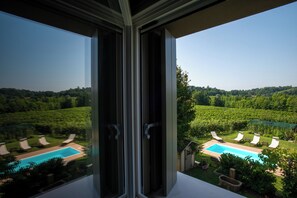 Kolam renang terbuka bermusim, kerusi lepak pantai