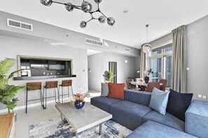 Lofts West 2405 | リビング エリア | 50 インチのスマートテレビ (デジタル放送視聴可)