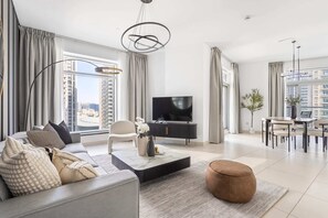 Lofts Central 1903 | Coin séjour | TV connectée de 50 pouces avec chaînes numériques