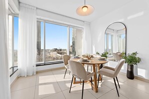 Lofts Central 205 | Essbereich im Zimmer