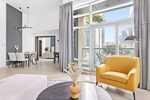 Lofts East 102 | Woonruimte | Een 50-inch smart-tv met digitale zenders