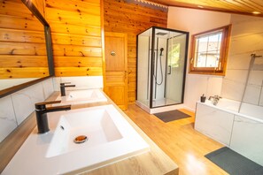 Badewanne, Haartrockner, HandtĂŒcher