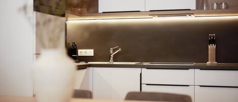 Jääkaappi, mikroaaltouuni, uuni, astianpesukone