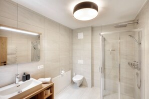 Shower, hair dryer, towels, toilet paper - Alpenstolz #2.02 Comfort (Damüls)