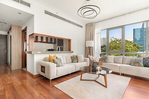 Appartement Élite | Coin séjour | TV connectée de 50 pouces avec chaînes numériques, télévision