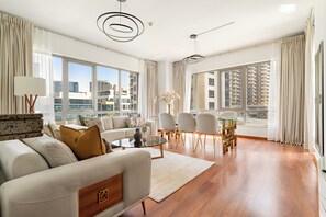 Elite appartement | Woonruimte | Een 50-inch smart-tv met digitale zenders en televisie