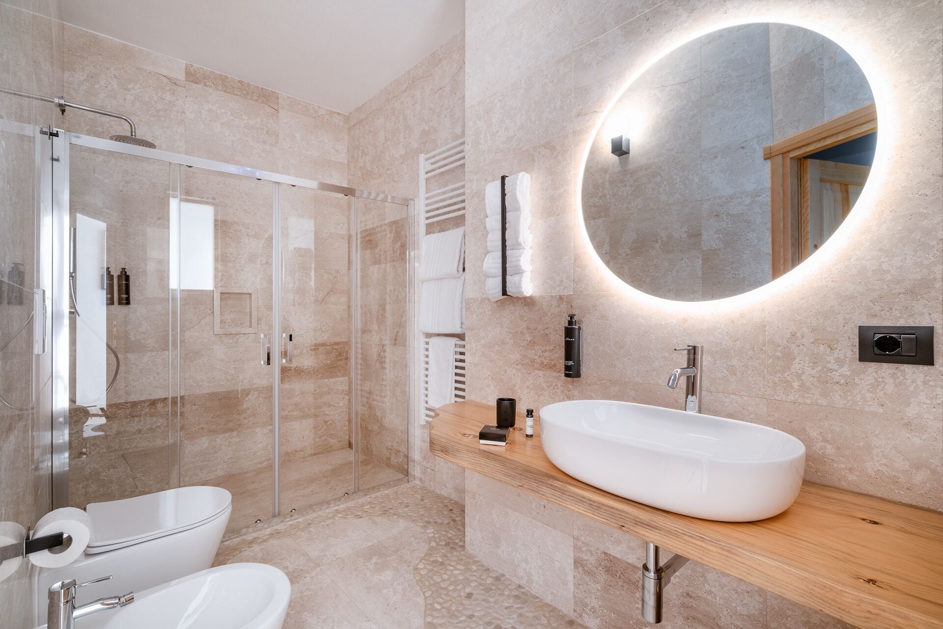 Deluxe-Zimmer | Badezimmer | Dusche, Regendusche, kostenlose Toilettenartikel, Haartrockner