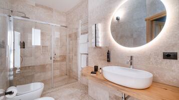 Deluxe-Zimmer | Badezimmer | Dusche, Regendusche, kostenlose Toilettenartikel, Haartrockner