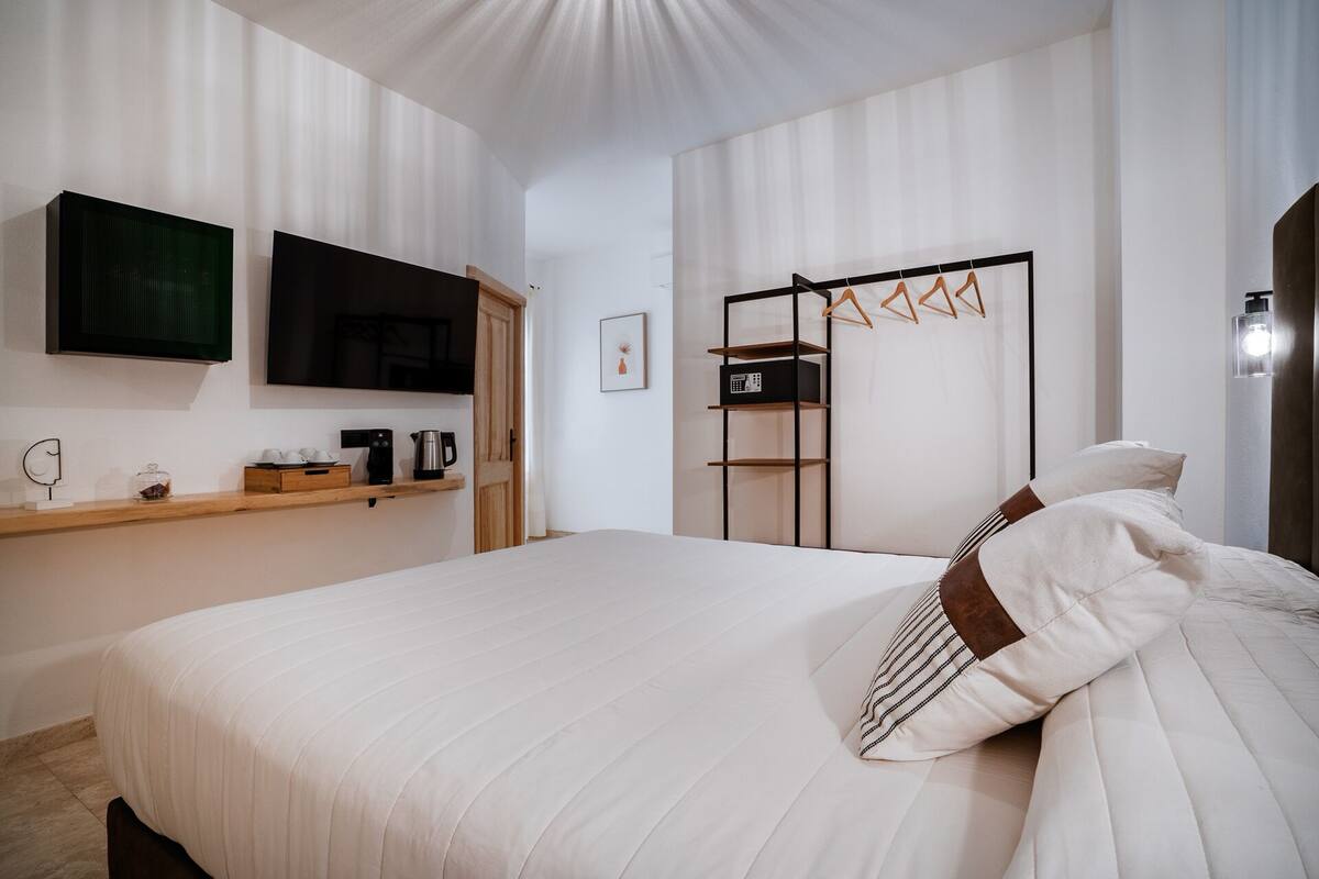 Deluxe Room | 1 bedroom, premium bedding, down duvets, pillow-top beds