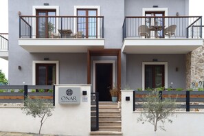 Deluxe Quadruple Room, 1 Queen Bed with Sofa bed | Terrace/patio - ONAR OURANOUPOLIS (Aristotelis)