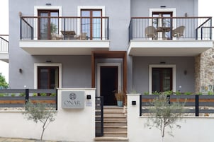 Deluxe négyágyas szoba, 1 queen (nagyméretű) franciaágy és egy kinyithatókanapé | Terasz/udvar