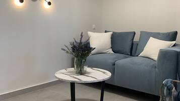 Comfort Triple Room | Living area | 32-inch Smart TV with satellite channels, TV