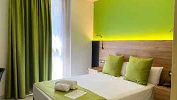 Habitació individual clàssica | Cobrellits, escriptori i espai de treball apte per a portàtils