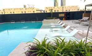 Una piscina al aire libre