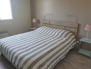 2 slaapkamers, een strijkplank/strijkijzer