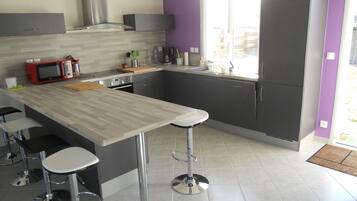 Frigorifero, microonde, forno, piano cottura