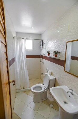 Shower, hair dryer, bidet, towels - Barkada Room Life In Santa Maria (Santa Maria)
