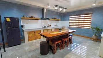 Refrigerador, placa de cocina, tetera/pava eléctrica