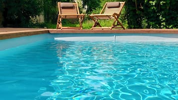 Una piscina al aire libre de temporada