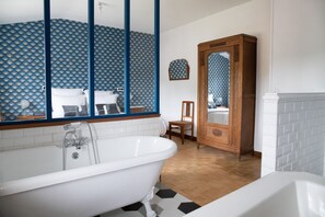 Camera Romantica | Bagno | Asciugacapelli, asciugamani, sapone, carta igienica