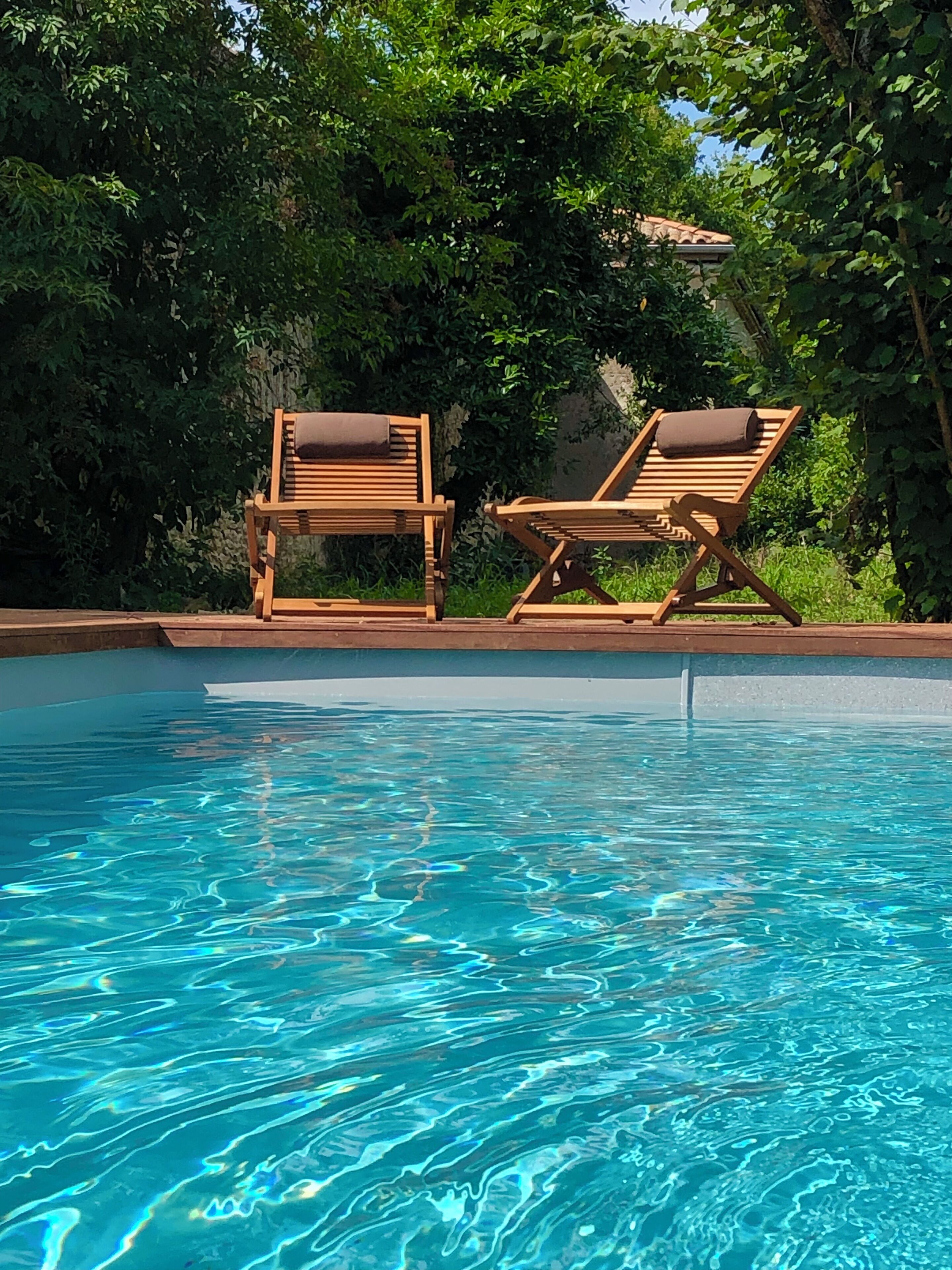 Una piscina al aire libre de temporada