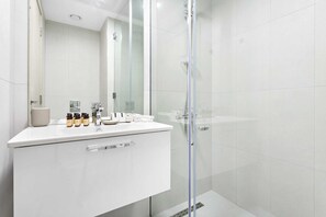 Business-Apartment | Badezimmer | Kostenlose Toilettenartikel, Haartrockner, Bademäntel, Hausschuhe