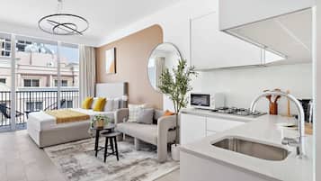 Apartament empresarial | Cuina privada | Frigorífic gran, microones, forn i placa de cuina