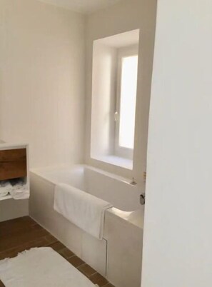 Douche, sĂšche-cheveux, serviettes fournies, savon