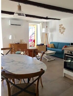 Interior - Provençal's Vineyard, Family Size Perfect For Those Who Love Nature And Peaceful (Pignans)