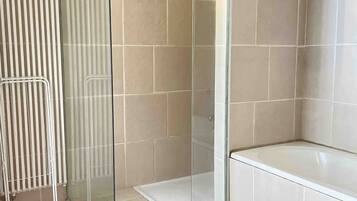 Een haardroger, badjassen, handdoeken, toiletpapier