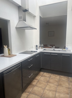 Réfrigérateur, four, plaque de cuisson, bouilloire électrique