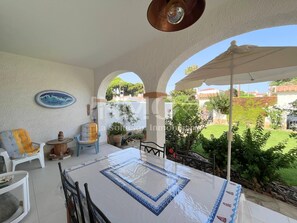 Outdoor dining - at Cambrils Mar area, nice house with garden (Cambrils)