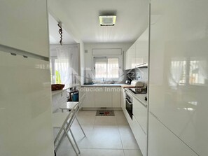 Fridge, microwave, dishwasher, coffee/tea maker - at Cambrils Mar area, nice house with garden (Cambrils)