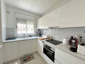 Réfrigérateur, four à micro-ondes, lave-vaisselle, cafetière-théière