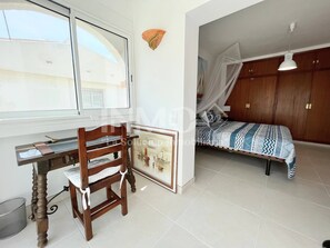 3 bedrooms, free WiFi - at Cambrils Mar area, nice house with garden (Cambrils)